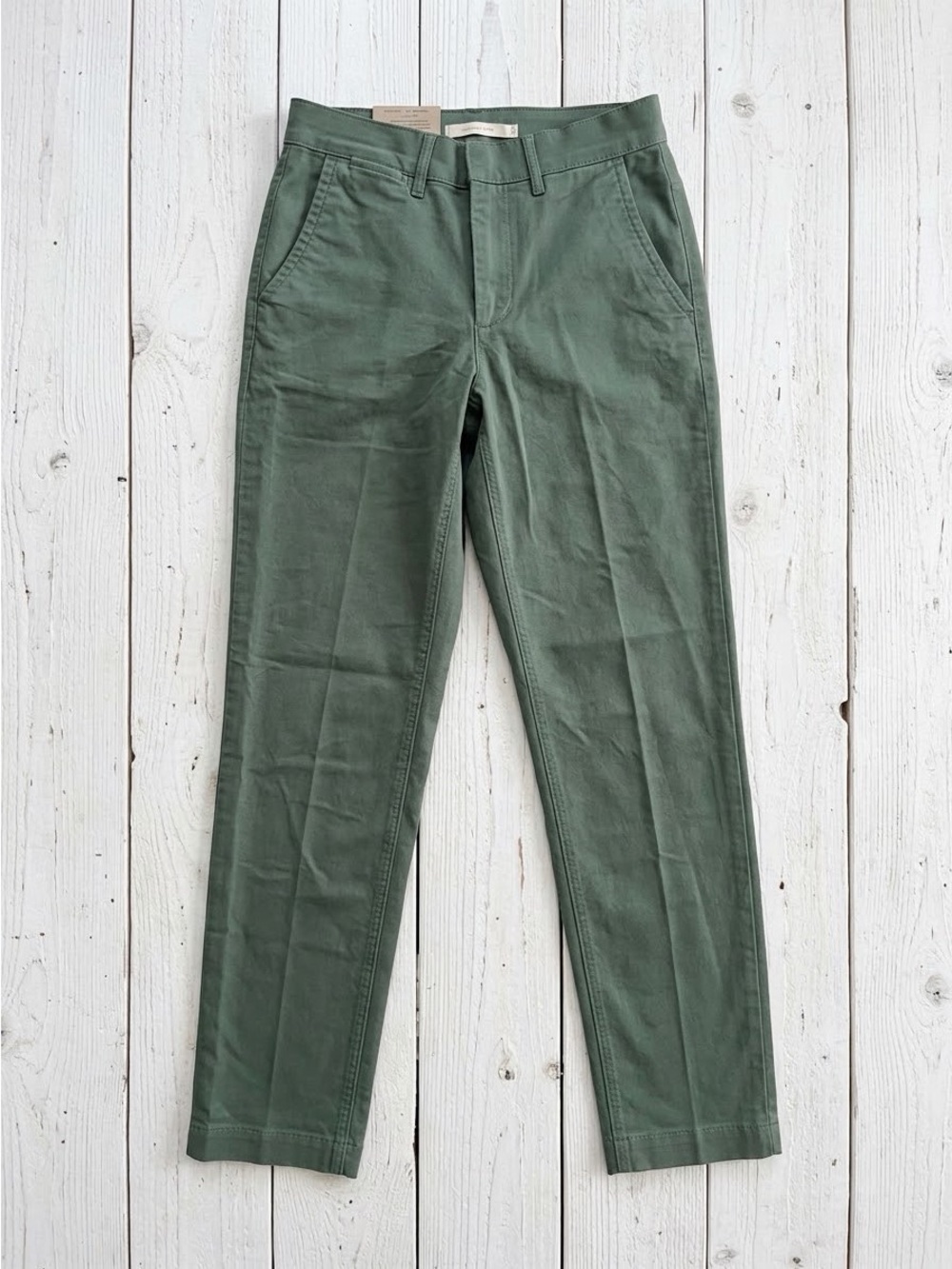 NWT Levi's Essential Chino Pants Thyme Green Mid Rise Slim Tapered Cropped Hem